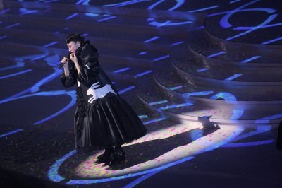 ​“港乐瑰宝”王菀之纪念入行20周年“合体”演唱会唱响红馆