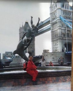 ​孙俪晒历年与伦敦塔桥合影遭调侃：咋没邓超