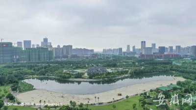 ​合肥塘西河沙滩公园游客感受“夏威夷风情”