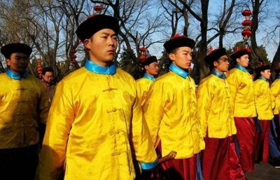 ​清朝的“御赐黄马褂”到底有什么作用，穿上它真能“免刑免死”吗