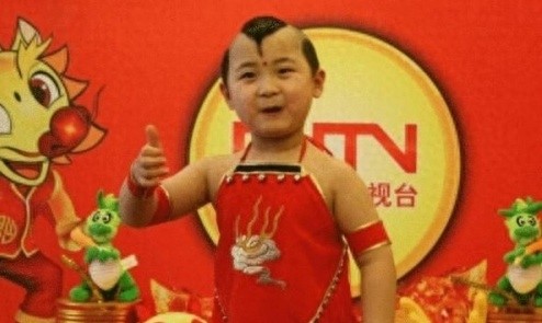 春晚“福娃”6岁登春晚，8岁病逝，下葬时人们列队为其送行