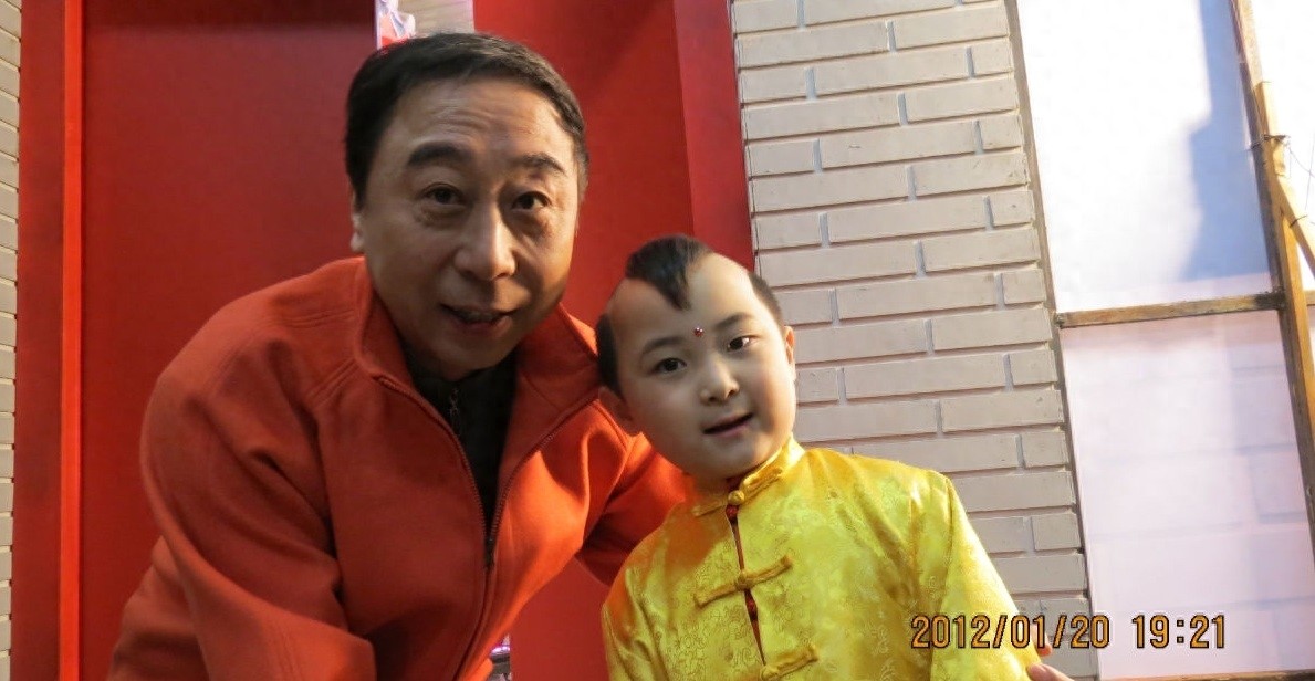 春晚“福娃”6岁登春晚，8岁病逝，下葬时人们列队为其送行