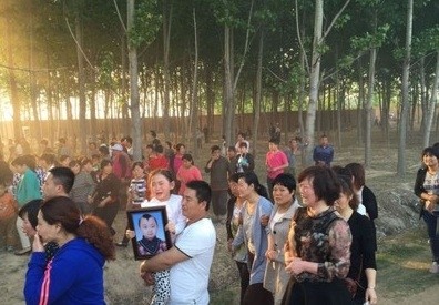 春晚“福娃”6岁登春晚，8岁病逝，下葬时人们列队为其送行