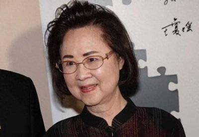 ​琼瑶年轻时候的照片纯情美丽 中年时候更是美艳惊人