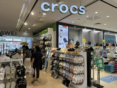 ​从高价联名到个性DIY，洞洞鞋鞋花正在成为Z世代的“社交密码”