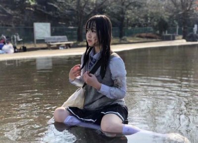 ​莫文蔚穿搭，莫文蔚这个爱腿狂魔终于舍得穿牛仔裤了