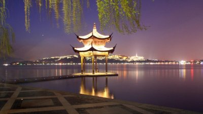 ​醉笑陪公三万场。苏轼一首离别之作，豪情满怀，铿锵有力