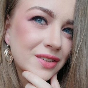 ​初学者最简单的化妆步骤（5个简单的化妆技巧）