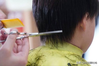 ​男生怎么和理发师描述自己要求（男生怎么跟理发师描述自己想要的发型）