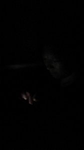 ​伸手不见五指的意思是什么（伸手不见五指的意思具体是什么）