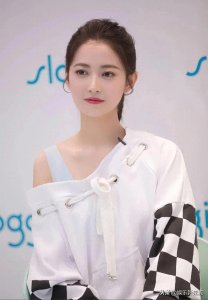 ​陈钰琪，大眼睛御姐，和贾静雯的赵敏，都可以一角红一生