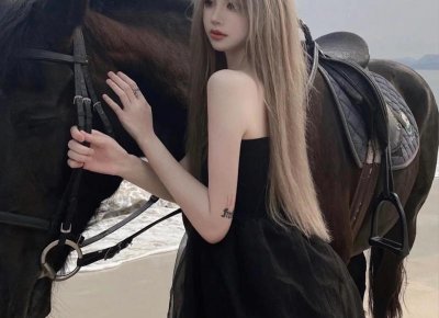 ​妈妈不在了，也没有爸爸的照顾，从小受尽了冷眼与嘲笑