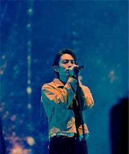 ​林宥嘉现身南京森林音乐节 深情献唱经典歌曲引发全场大合唱