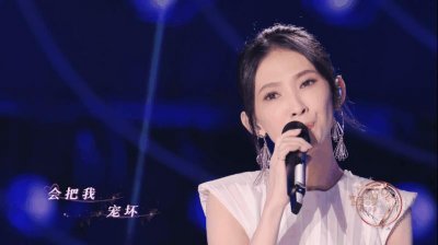 ​小时候只知道好听，长大才发现歌词的深意，我明白，我要的爱，会把我宠坏，像