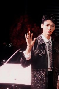 ​站在海之涯望着天是什么歌（站在海之涯望着天,一幕幕的再回首）