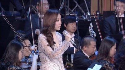 ​张靓颖多年前在音乐会演出现场挑战电影《第五元素》的歌曲《The pa Dance》