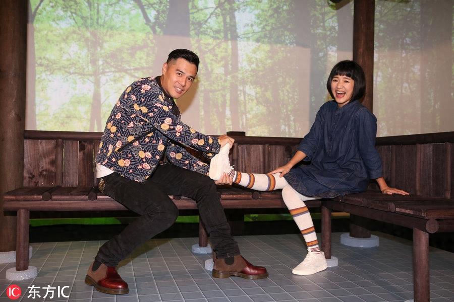 窦智孔结婚7年 首度与娇妻帏帏合体亮相看展