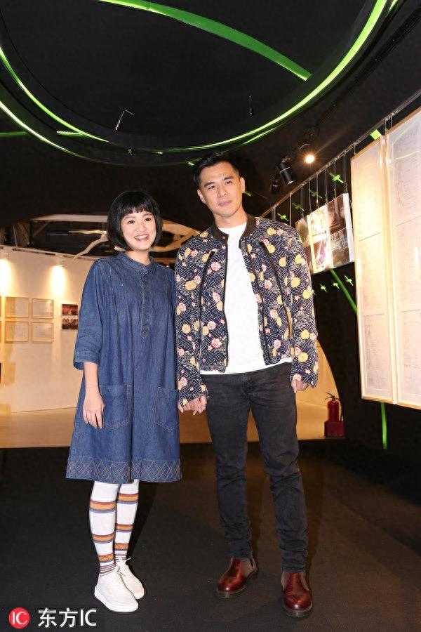 窦智孔结婚7年 首度与娇妻帏帏合体亮相看展