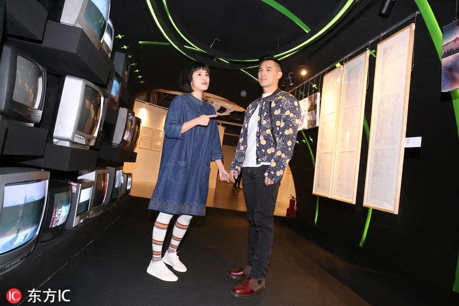 窦智孔结婚7年 首度与娇妻帏帏合体亮相看展