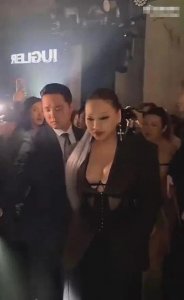 ​时尚博主曝韩国艺人CL耍大牌 当场崩溃被气哭