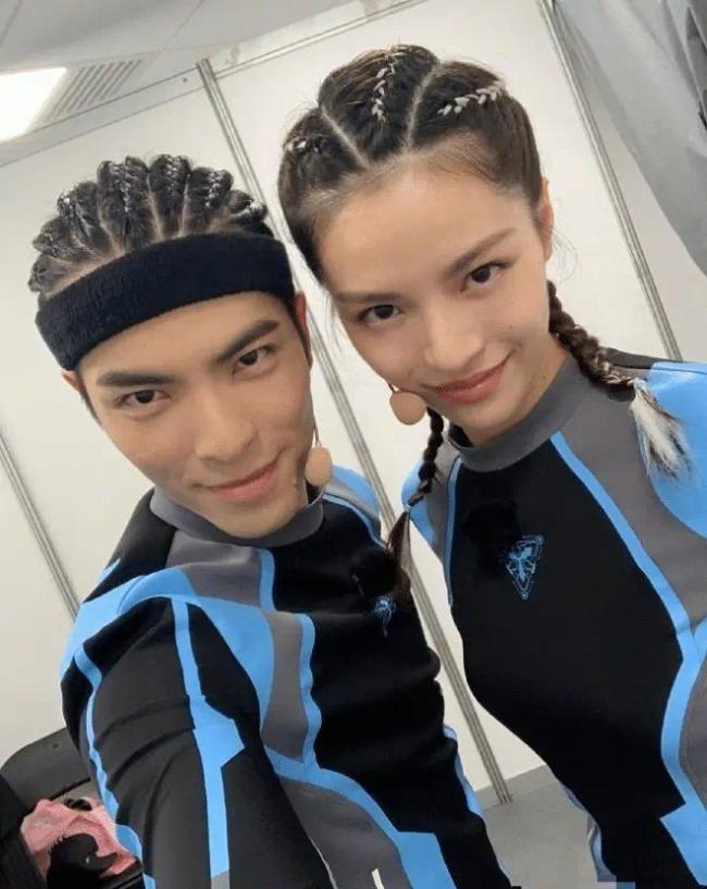 萧敬腾卷发深V西装撞脸钟楚曦 网友:略显姨味