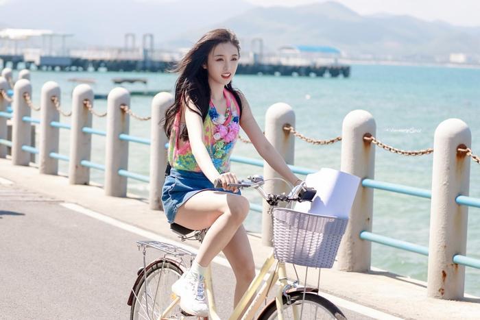 吴宣仪和杨超越参加综艺《完美的夏天》路透,穿着清凉,大秀美腿