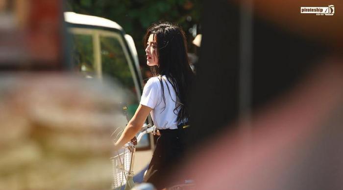 吴宣仪和杨超越参加综艺《完美的夏天》路透,穿着清凉,大秀美腿