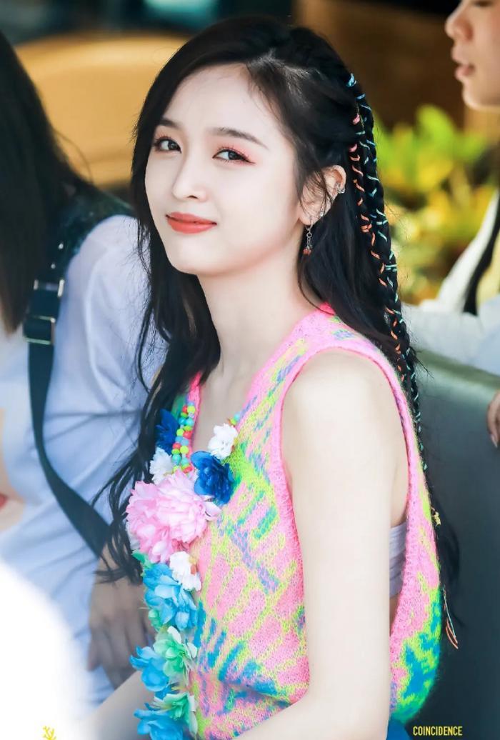 吴宣仪和杨超越参加综艺《完美的夏天》路透,穿着清凉,大秀美腿