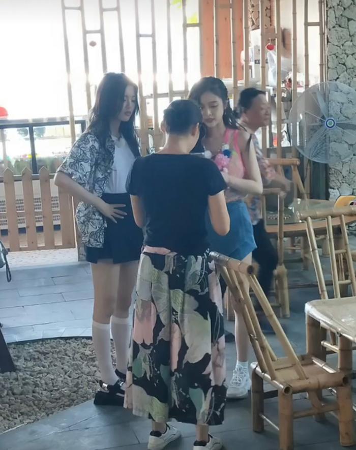 吴宣仪和杨超越参加综艺《完美的夏天》路透,穿着清凉,大秀美腿