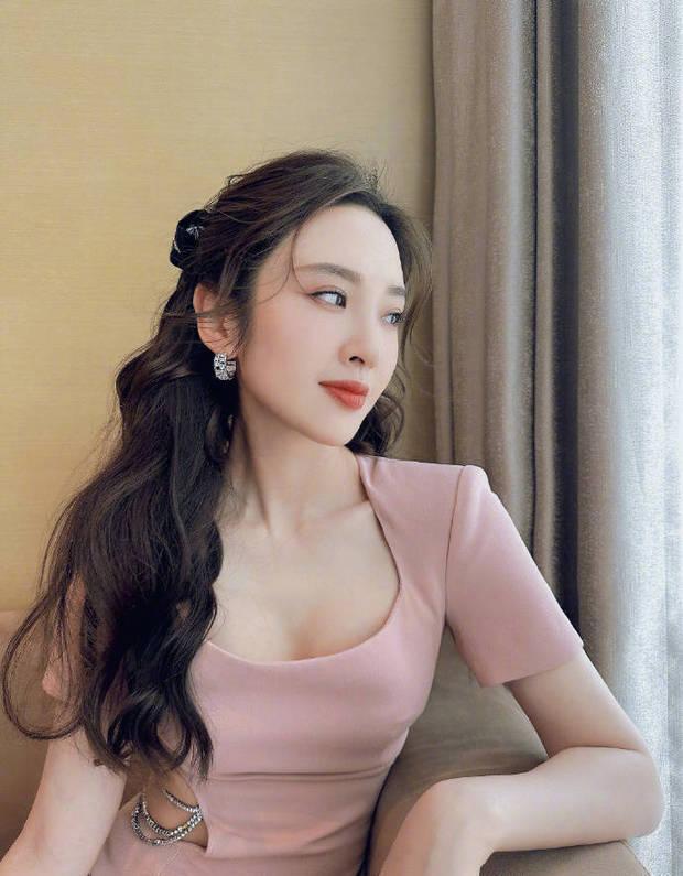 唐艺昕晒长短发对比照风格百变 五官优越颜值抗打