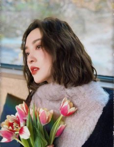 ​唐艺昕晒长短发对比照风格百变 五官优越颜值抗打