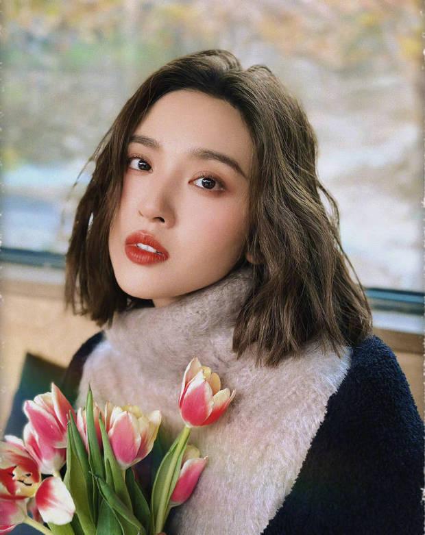 唐艺昕晒长短发对比照风格百变 五官优越颜值抗打