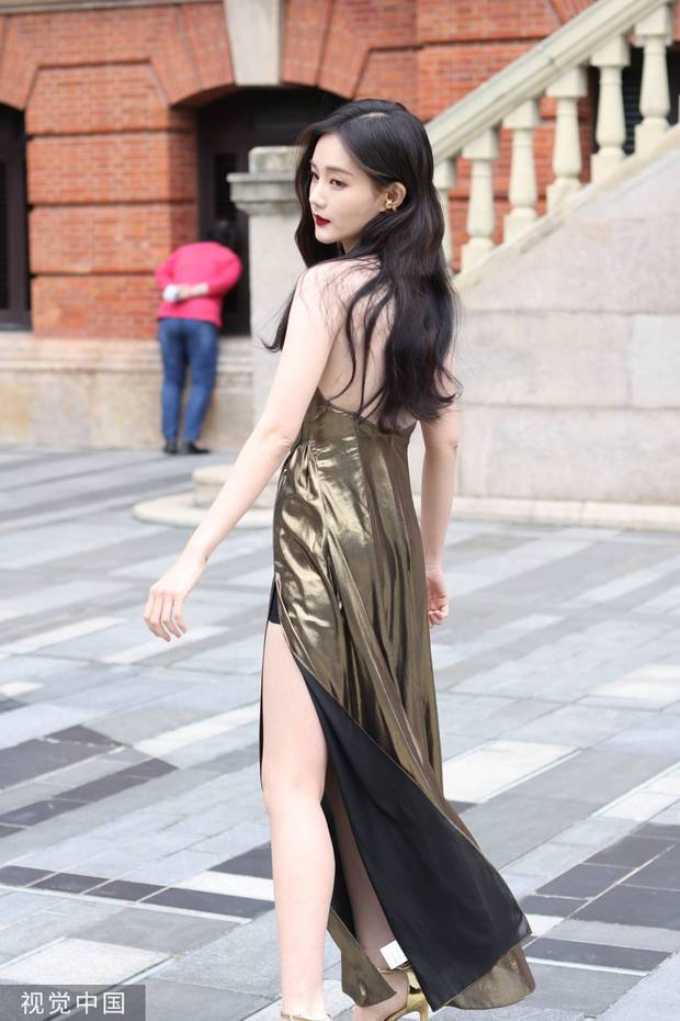 李一桐穿高开叉长裙大秀美腿 美背白皙高贵又性感