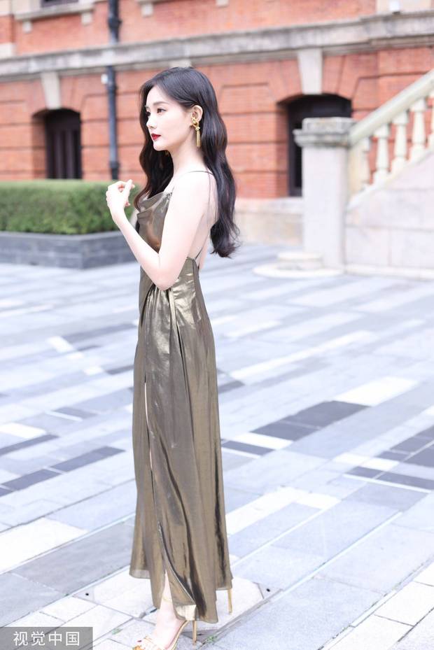 李一桐穿高开叉长裙大秀美腿 美背白皙高贵又性感