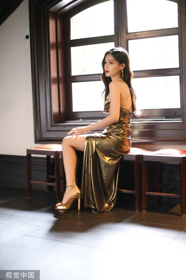 李一桐穿高开叉长裙大秀美腿 美背白皙高贵又性感