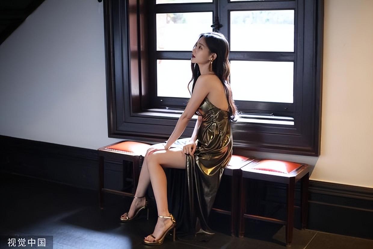 李一桐穿高开叉长裙大秀美腿 美背白皙高贵又性感