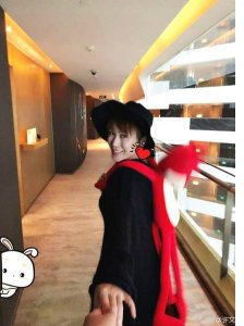 ​马丽老公许文赫罕见秀恩爱 夫妻俩牵手甜蜜过七