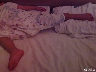 ​袁弘独自带娃被挤到床边诉苦：逼急了我找你妈哭去