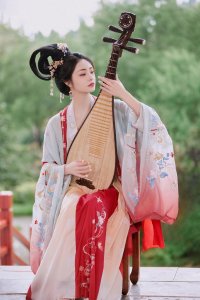 ​周洁琼弹琵琶(周洁琼最新发布了一组古装弹琵琶写真，十分养眼)