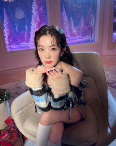 ​裴珠泫素颜照(一袭抹胸连衣裙又瘦又美很迷人)