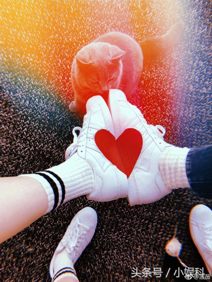 戚薇微博晒与李承铉情侣鞋 网友：单身狗只能自己穿