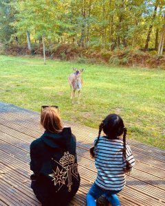 ​昆凌晒与女儿合照！小周周像极了妈妈，周杰伦却并未现身