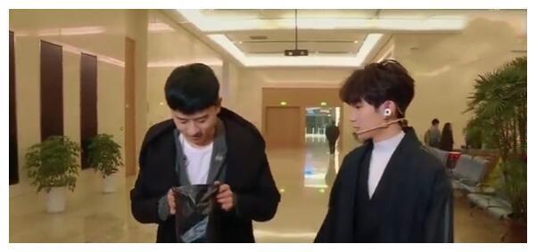 王源偷塞礼物给张杰，给小宝宝的！处事周到的小暖男！