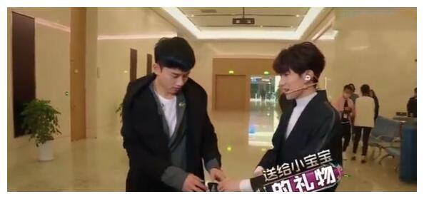 王源偷塞礼物给张杰，给小宝宝的！处事周到的小暖男！