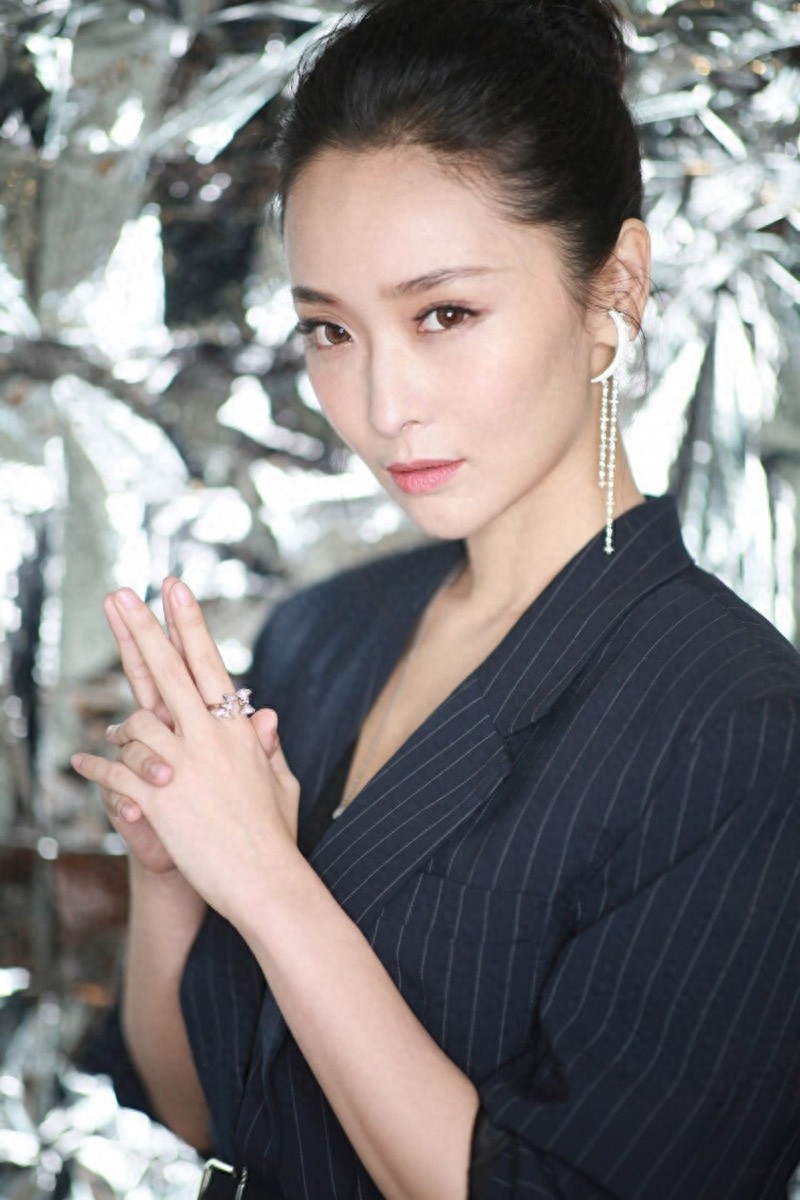 李曼：谋女郎出道，17岁一夜成名，如今却成了一个跑龙套的