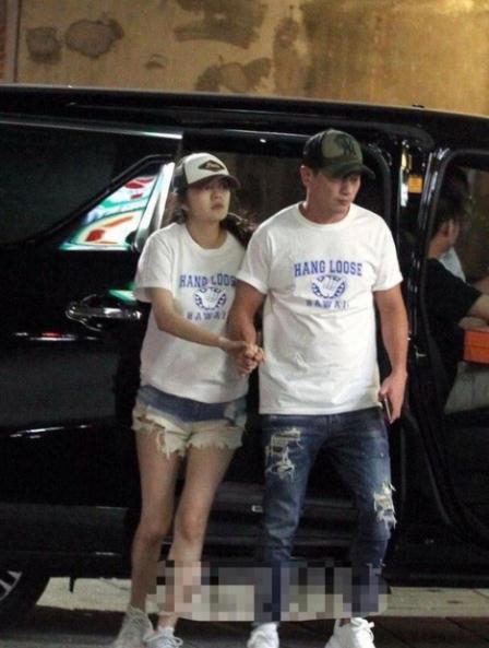 辣妈！安以轩产后首现身大秀美腿 与老公穿情侣T手牵手甜蜜恩爱