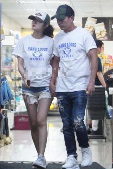 辣妈！安以轩产后首现身大秀美腿 与老公穿情侣T手牵手甜蜜恩爱