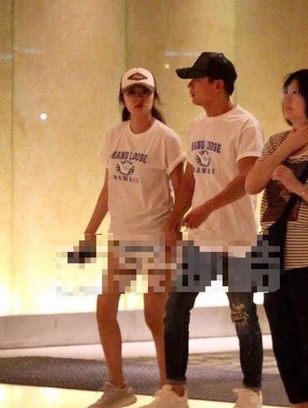 辣妈！安以轩产后首现身大秀美腿 与老公穿情侣T手牵手甜蜜恩爱