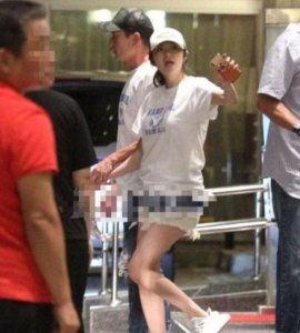 ​辣妈！安以轩产后首现身大秀美腿 与老公穿情侣T手牵手甜蜜恩爱