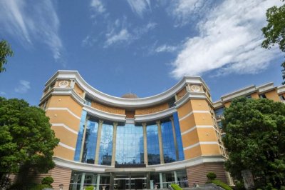 ​湖南一高校湖中“惊现”女尸，疑似感情纠纷，学校：非本校学生